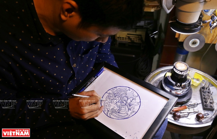 工匠按照顾客的要求或者自己的灵感设计纹饰。《越南画报》记者 功达 摄
