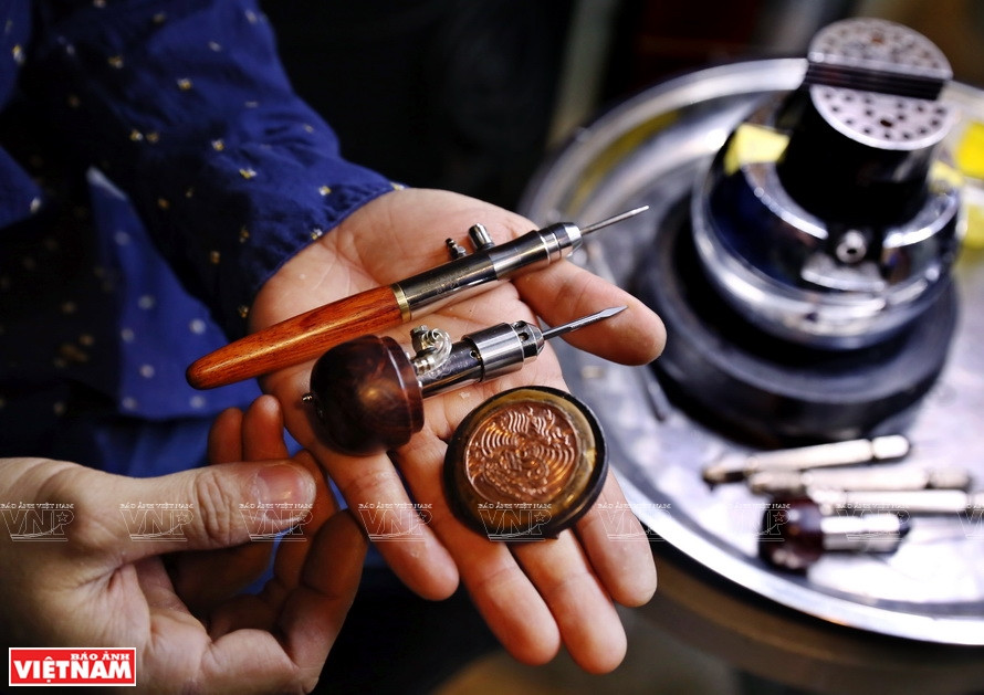 手表雕刻师武玉映透露，从事这一行业要求耐心细致，因为雕刻一个表盘就耗时两个多星期。《越南画报》记者 功达 摄