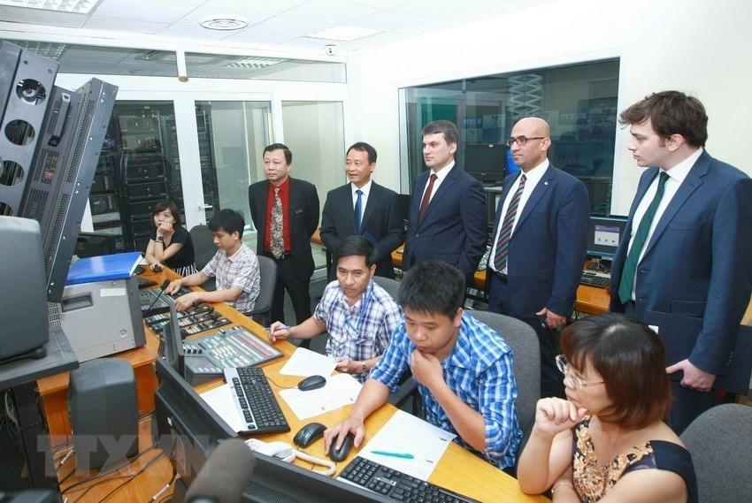 土耳其阿纳多卢通讯社(AnadoluAgency)高级代表团2016年6月2日走访越南通讯室电视中心。越通社记者 尹晋 摄