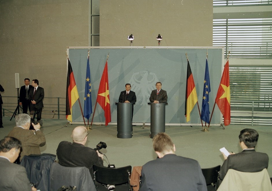 越共中央总书记农德孟2004年3月对德国进行正式访问期间与德国总理格哈德•施罗德(Gerhard Schröder)举行媒体记者会。越通社记者 春遵 摄