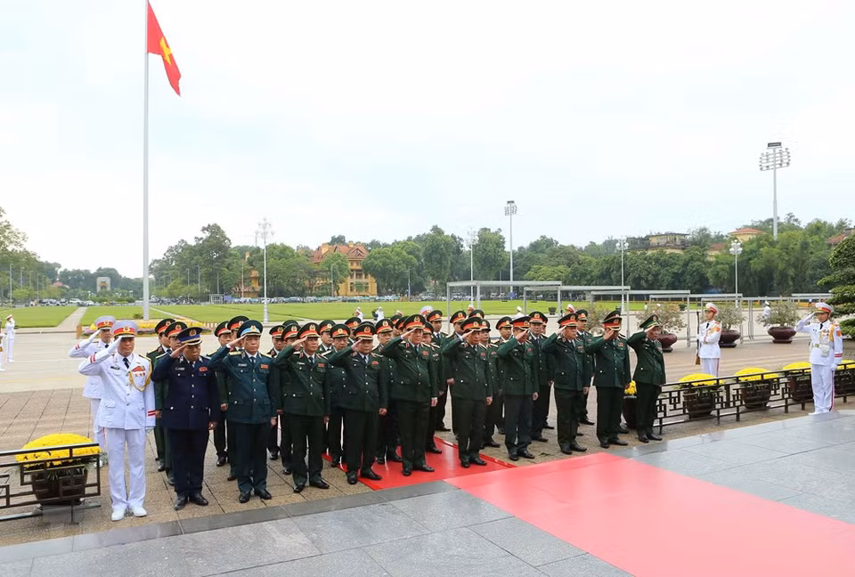 越共中央军委与国防部代表团前往胡志明主席陵墓敬献花圈并入陵拜谒胡志明主席。