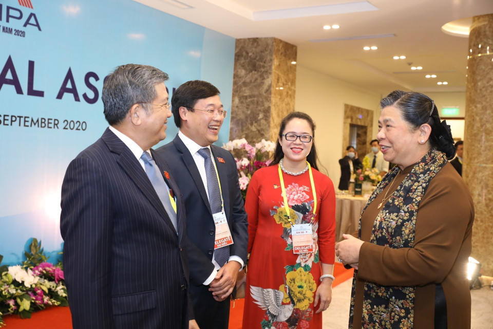 越南国会常务副主席、AIPA 41组委会主任丛氏放与出席AIPA的越南年轻议员小组代表亲切交谈。图自越通社