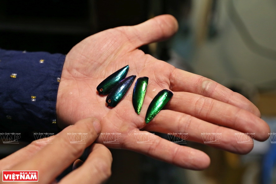 泰国一种昆虫的翅膀，镶在表盘上独树一帜。《越南画报》记者 功达 摄