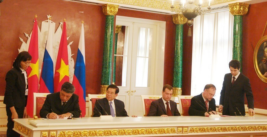 2008年10月27日在莫斯科，在越南国家主席阮明哲和俄罗斯总统德米特里•阿纳托利耶维奇•梅德韦杰夫的见证下，越通社执行副社长陈梅响与塔斯社第一副社长Mykhail Kalmykov签署了双边合作协议。越通社记者 光荣 摄