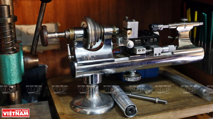 用小车床制造表盘坯件。《越南画报》记者 功达 摄
