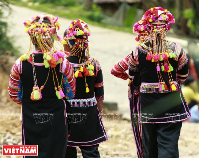 如今，拉胡族人的传统头巾和服装依然得到完好保留。头巾姹紫嫣红，与众不同，为拉胡族女人的服装添加色彩。图自 越通社/越南画报