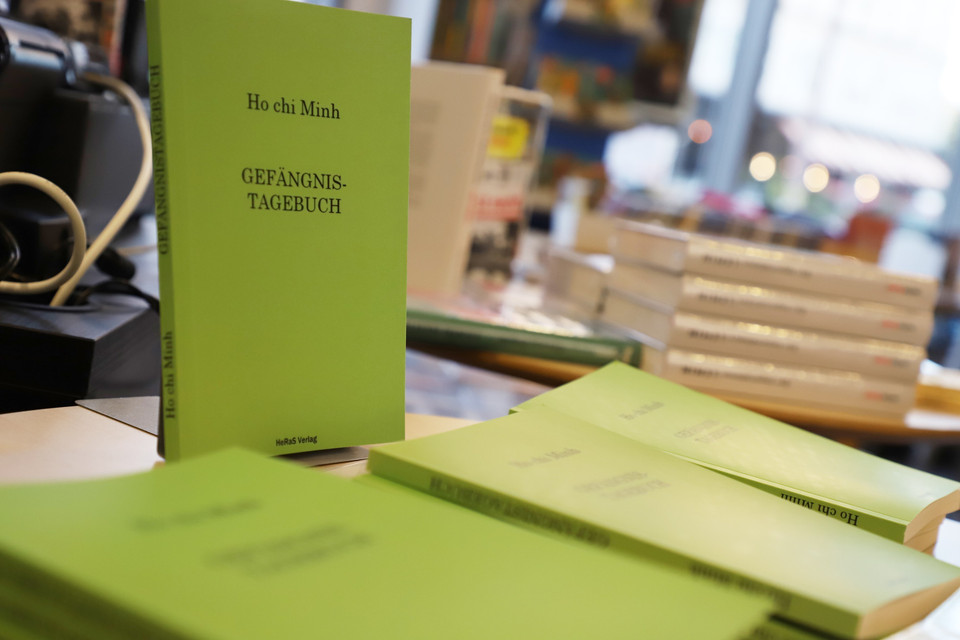 2020年，埃哈德•谢纳 （Erhard Scherner）博士同他的妻子海尔加•谢纳在德国《青年世界报》总部举行胡志明主席《狱中日记》德语版再版发行仪式。越通社驻德国记者 孟雄 摄