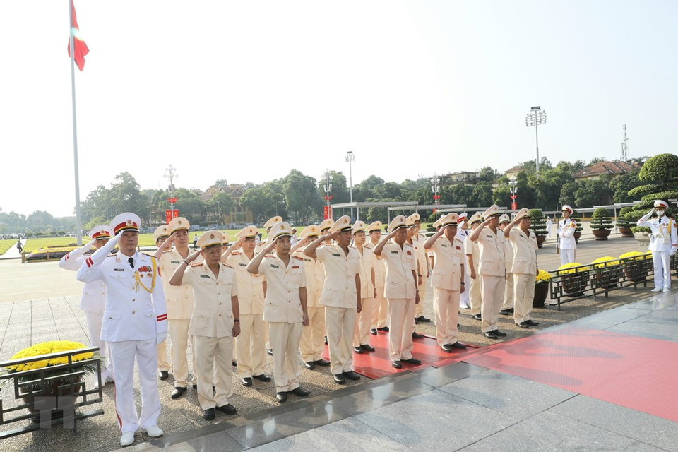 公安部中央公安党委代表团前往胡志明主席陵墓敬献花圈并入陵拜谒胡志明主席。