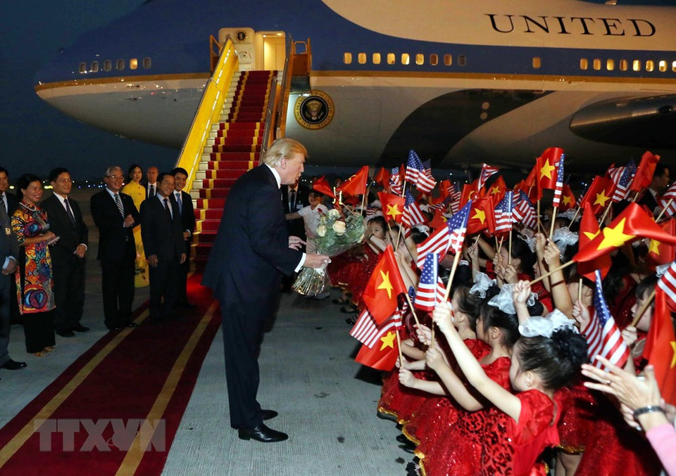2017年11月11日， 美国总统特朗普对越南进行国事访问期间，首都儿童在内排国际机场热烈迎接特朗普总统，充分体现越美两国合作关系正不断蓬勃发展。图自越通社
