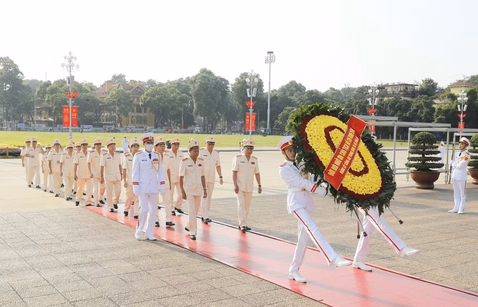 公安部中央公安党委代表团前往胡志明主席陵墓敬献花圈并入陵拜谒胡志明主席。