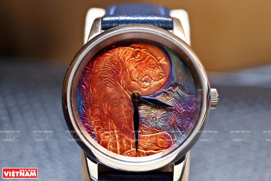 武玉映介绍说，表盘雕刻花纹后如果要做成深褐色就进行加热处理。这种工艺只有手表雕刻老把式才能做好。《越南画报》记者 功达 摄