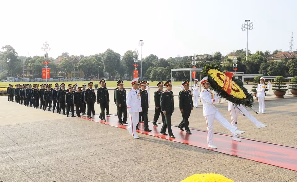 越共中央军委与国防部代表团前往胡志明主席陵墓敬献花圈并入陵拜谒胡志明主席。