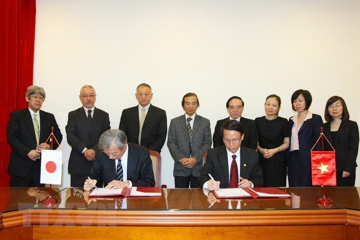 2013年11月4日在河内，以越通社社长阮德利为首的越通社代表团与日本共同社高级代表团举行会谈。越通社记者 杨江 摄