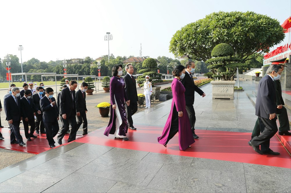 越南党、国家、祖国阵线中央委员会领导和原领导代表团深切缅怀胡志明主席对党的革命事业和民族事业的丰功伟绩，同时表达崇敬感恩之情。
