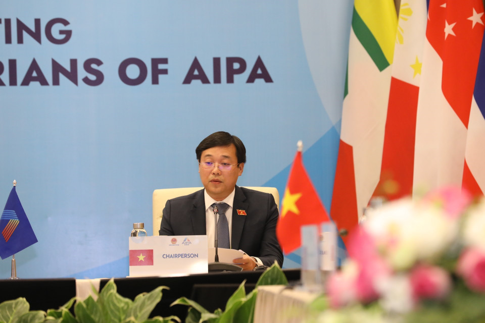 胡志明共青团中央书记处第一书记、越南青年国会代表小组主席黎国峰在会议上发言。图自越通社