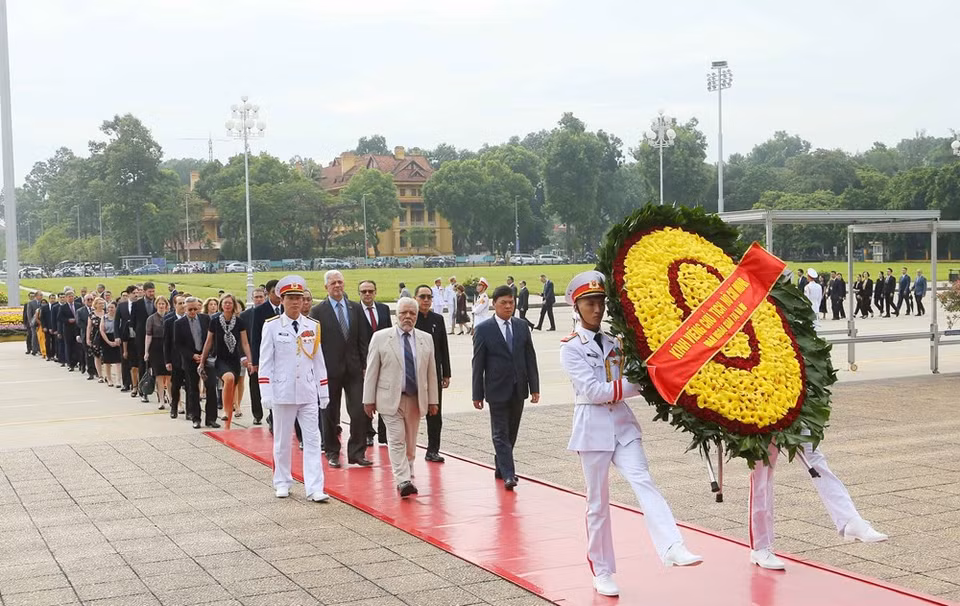 各国驻河内大使馆和外交机构前往胡志明主席陵墓敬献花圈并入陵瞻仰胡志明主席遗容。