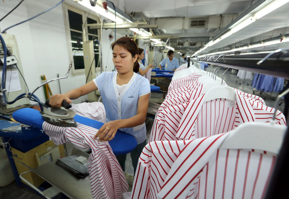 德国在河内市玉回工业群投资兴建的Van Laack ASIA责任有限公司出口纺织品服装生产线。越通社记者 名岚 摄