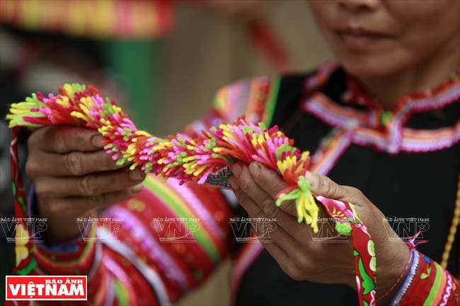 她们需要别人帮助整理头巾。图自 越通社/越南画报