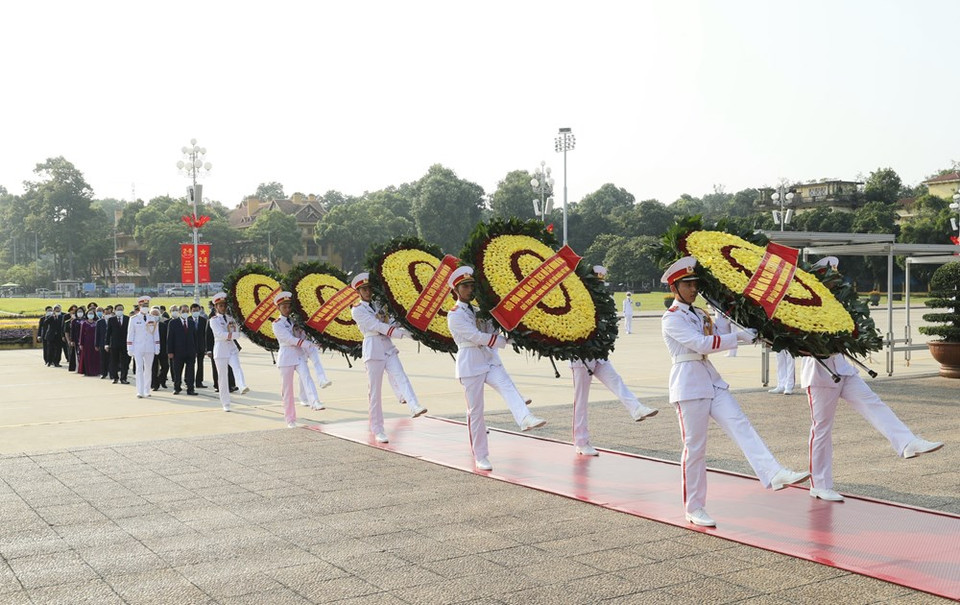 越南党、国家、祖国阵线中央委员会领导和原领导代表团的花圈飘带上写着“永远铭记胡志明主席的伟大功劳”。