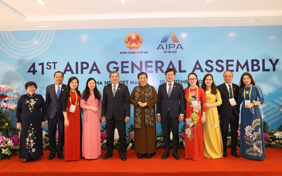 会议上，AIPA成员表决通过有关东盟议会联盟大会年轻议员在东盟共同体建设进程中的参与的决议草案。图自越通社