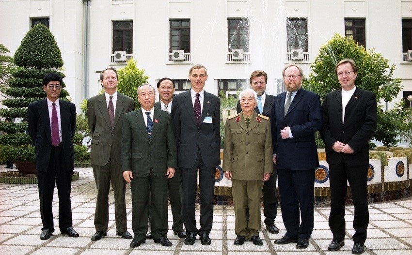 武元甲大将会见德国联邦下议院议长沃尔夫冈•蒂尔泽（Wolfgang Thierse）。越通社记者 德八 摄