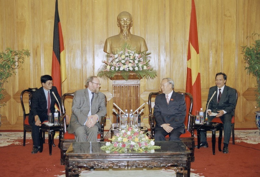 2001年，越南国会主席阮文安与正在对越南进行正式友好访问的德国联邦下议院议长沃尔夫冈•蒂尔泽（Wolfgang Thierse）举行会谈。越通社记者 德八 摄