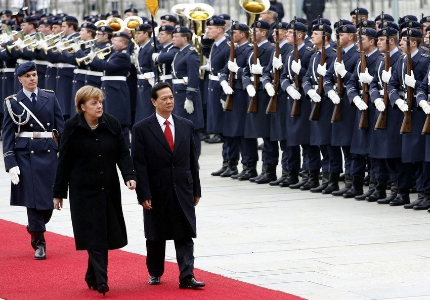 从2014年10月14日至15日，越南政府总理阮晋勇对德国进行正式访问。图中：阮晋勇总理与德国总理安格拉•默克尔检阅仪仗队。越通社记者 德八 摄