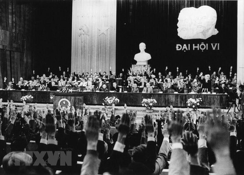 1986年12月表决通过第六届党代会决议，标志着越南革新时期的开端。图自越通社