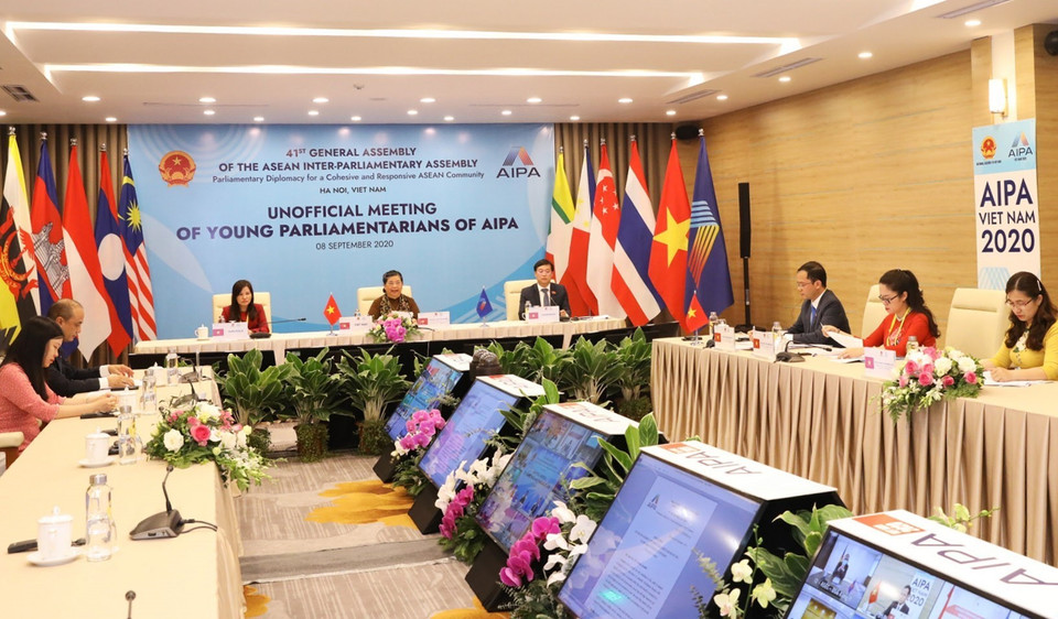 越南国会常务副主席、AIPA 41组委会主任丛氏放主持题为“AIPA年轻议员在东盟共同体建成进程中的参与”的AIPA年轻议员非正式会议。图自越通社