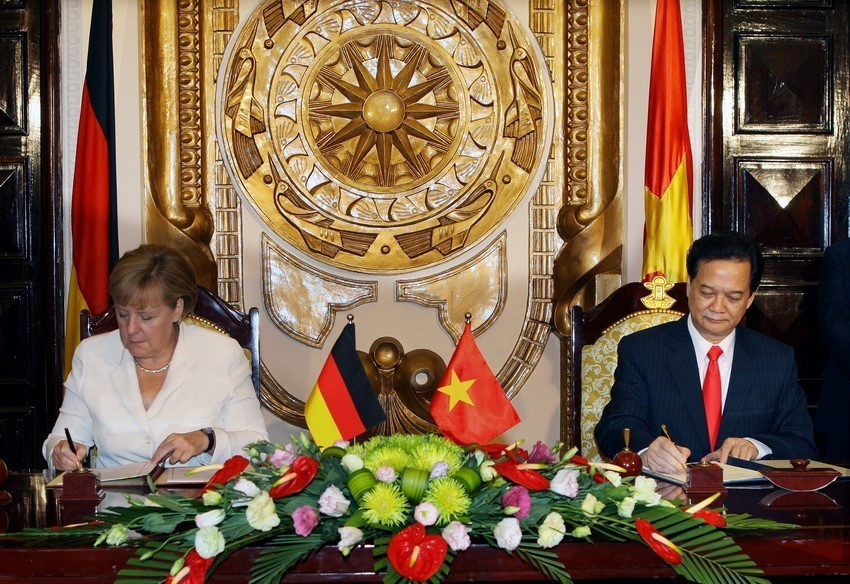2011年10月11日，德国总理安格拉•默克尔与越南政府总理阮晋勇签署有关建立越德战略伙伴关系的《河内联合声明》。越通社记者 阮民 摄
