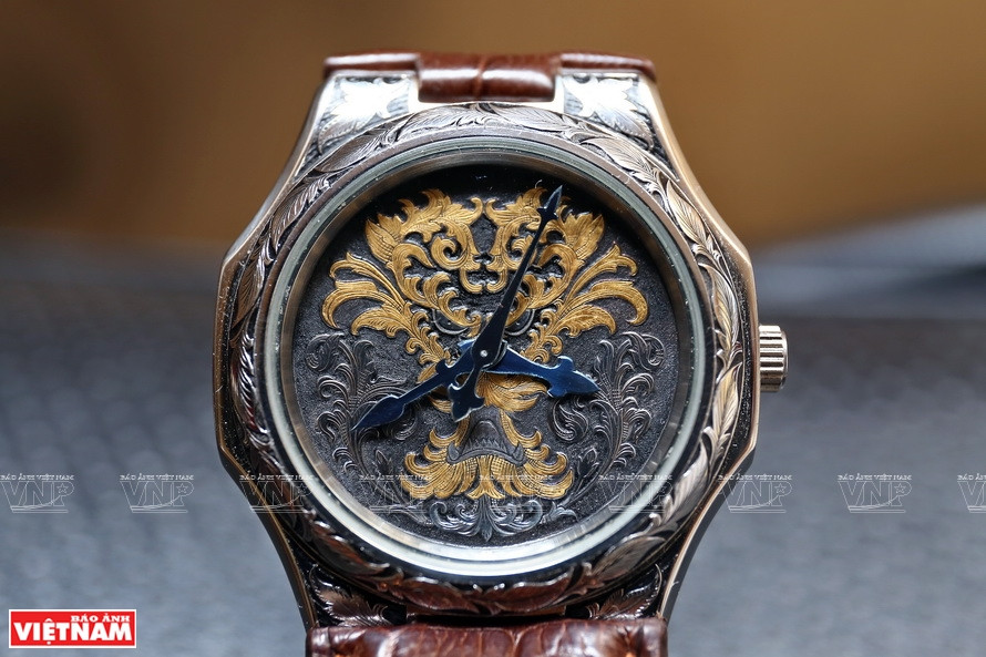 当前在越南，雕刻机，特别是气动雕刻机尚未普及。一套雕刻机相当贵，约1400至3000美元，因此河内工匠大多自制工具并独创技艺。《越南画报》记者 功达 摄h