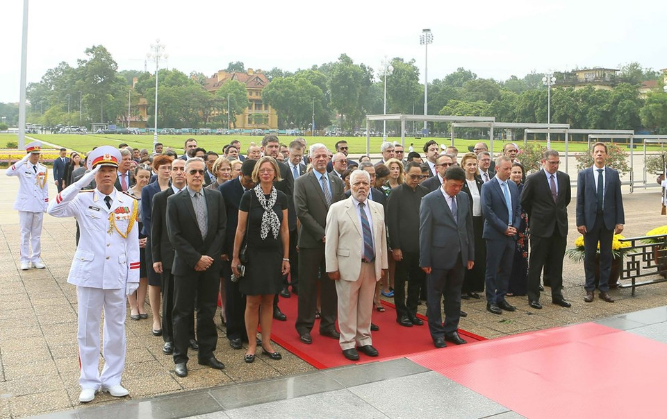 各国驻河内大使馆和外交机构前往胡志明主席陵墓敬献花圈并入陵瞻仰胡志明主席遗容。