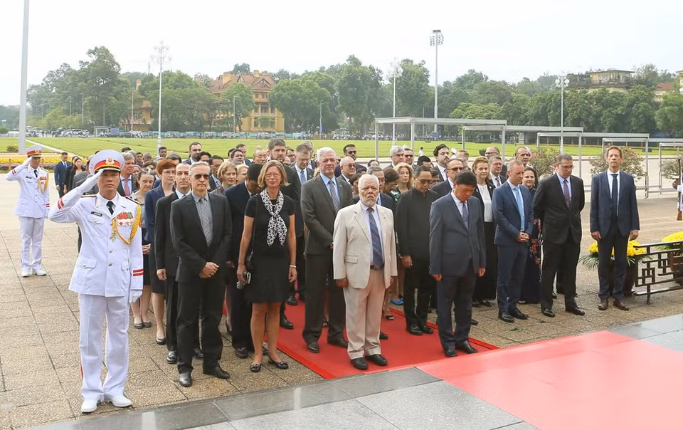 各国驻河内大使馆和外交机构前往胡志明主席陵墓敬献花圈并入陵瞻仰胡志明主席遗容。