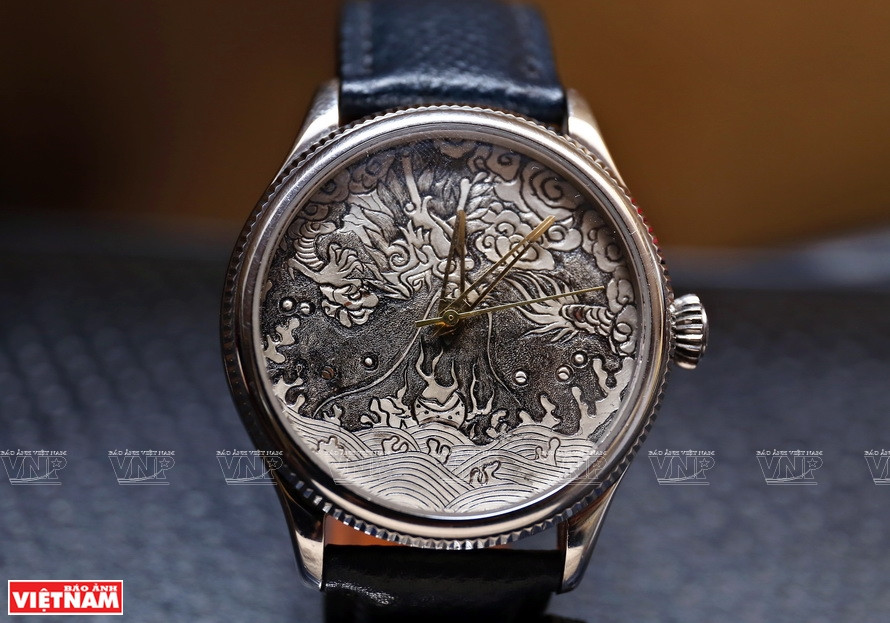 精美的雕刻手表。《越南画报》记者 功达 摄