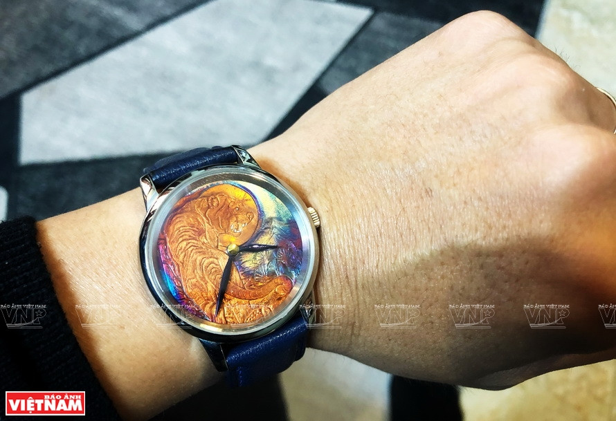 手表雕刻的顾客主要是爱表族。《越南画报》记者 功达 摄