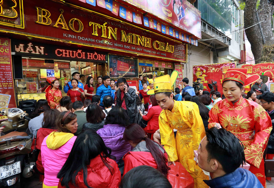 ​​金店工作人员扮成财神，迎接上门购买黄金客户（图片来源：越通社）