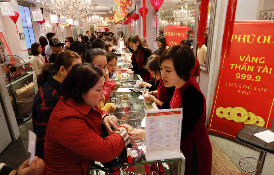 人们常在这天购买金饰，祈求在新的一年生意兴隆，财源滚滚（图片来源：越通社）