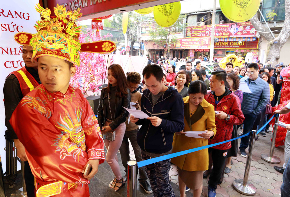 金店工作人员扮成财神，迎接上门购买黄金客户（图片来源：越通社）