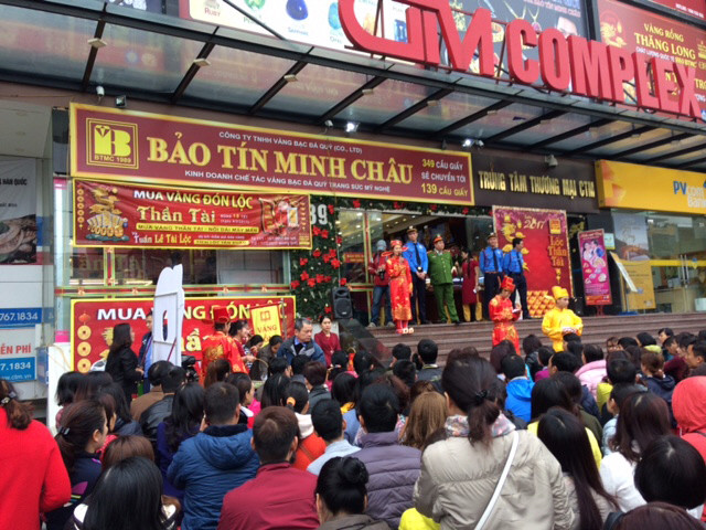 大排成龙等待入店购买黄金的客人（图片来源：越通社）