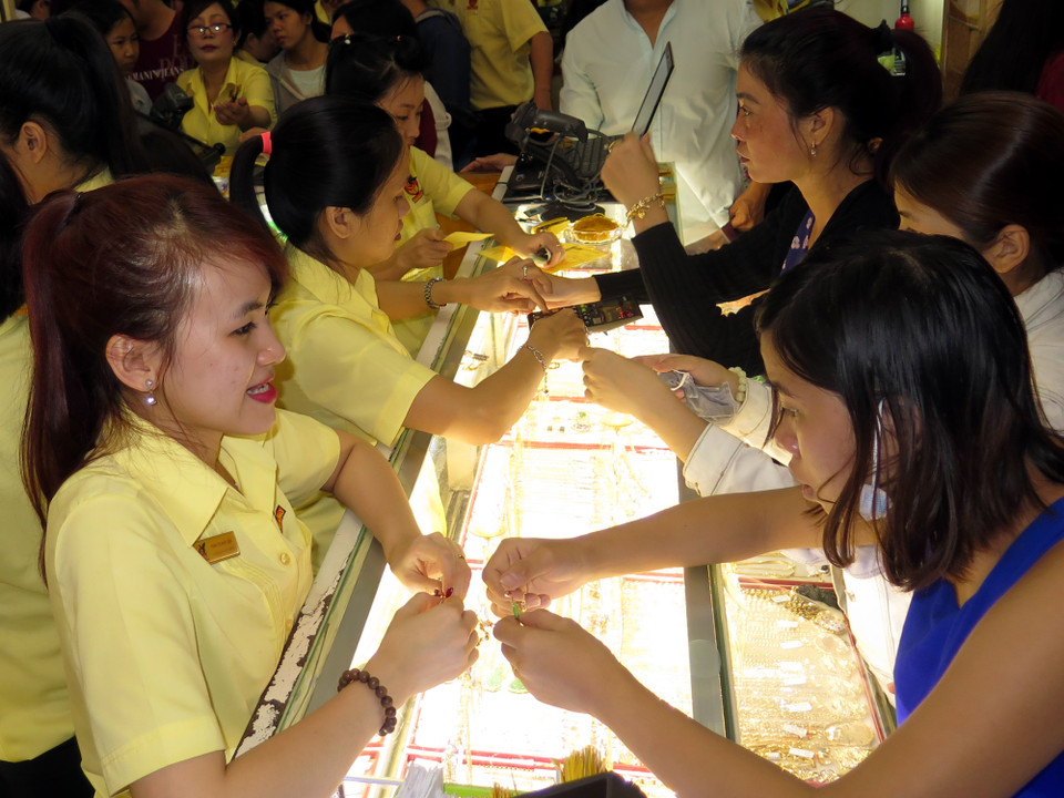 挑选黄金饰品的客人（图片来源：越通社）