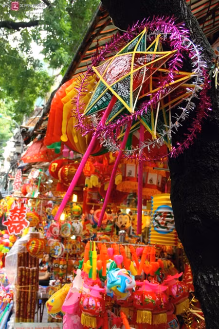 每逢中秋节河内市的马行街非常热闹（图片来源：vnexpress.net）