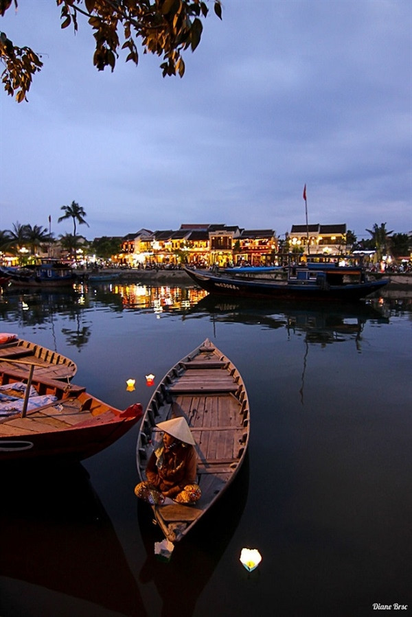 晚上的怀河与会安古街。（图片来源：越南快讯网）