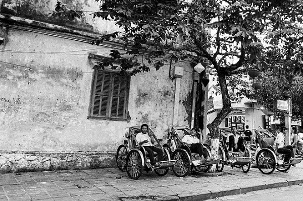 三轮车车夫的休息空隙。（图片来源：越南快讯网）