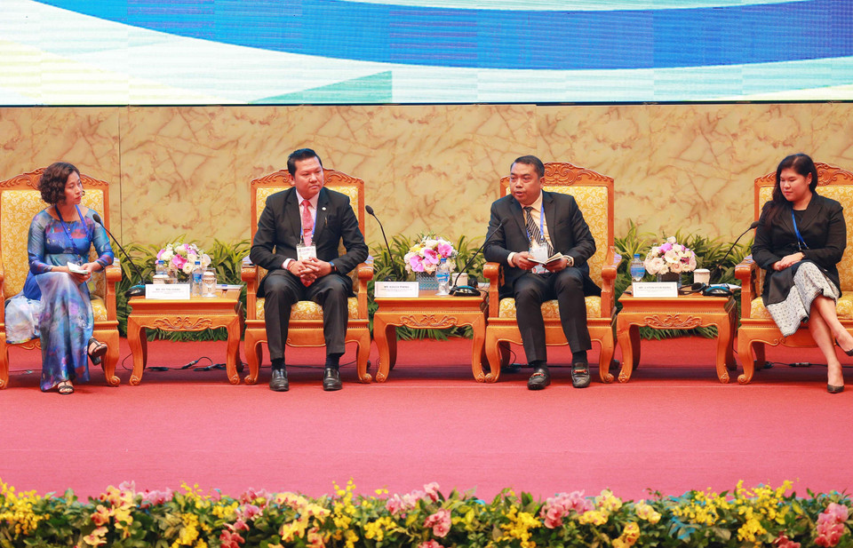 参加会议的各位演讲者。（图片来源：越通社）