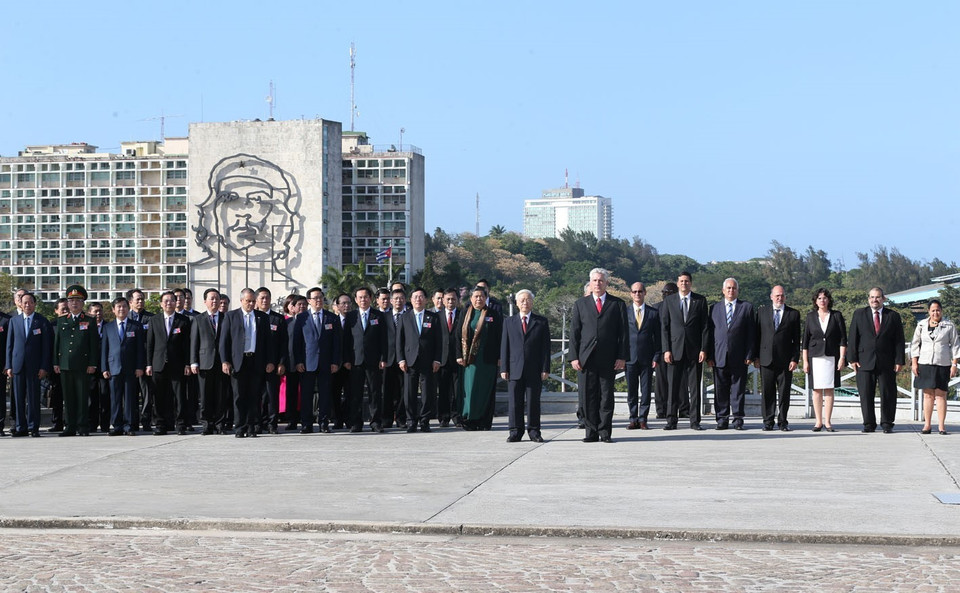 阮富仲向古巴民族英雄何塞·马蒂纪念碑敬献花圈。越通社记者 智勇 摄