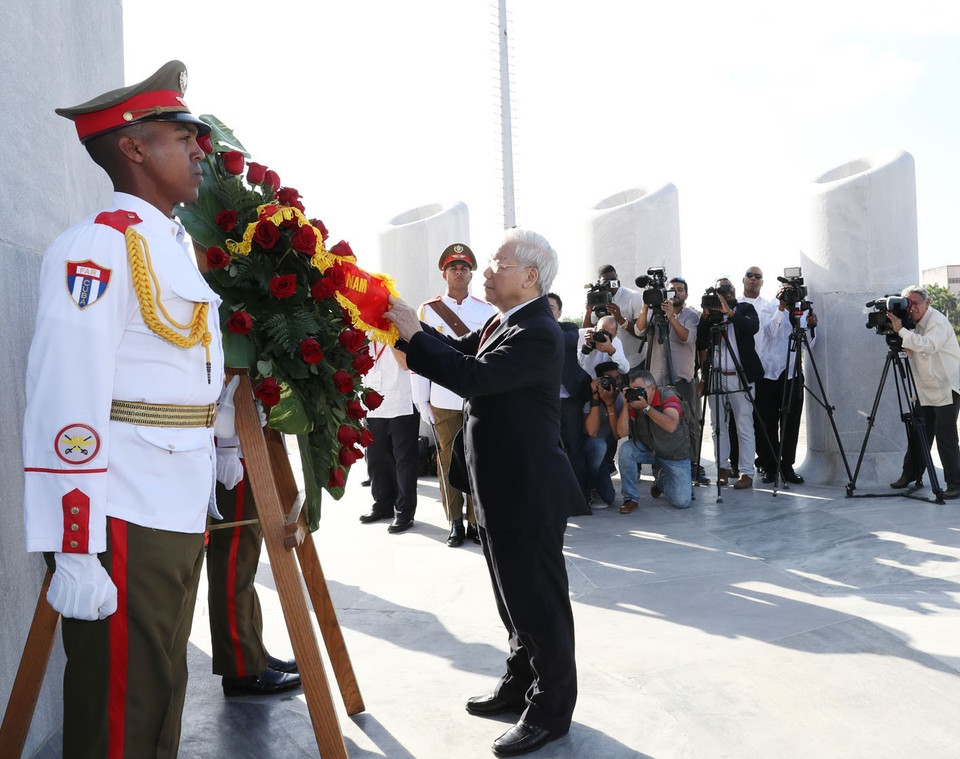  阮富仲向古巴民族英雄何塞·马蒂纪念碑敬献花圈。越通社记者 智勇 摄