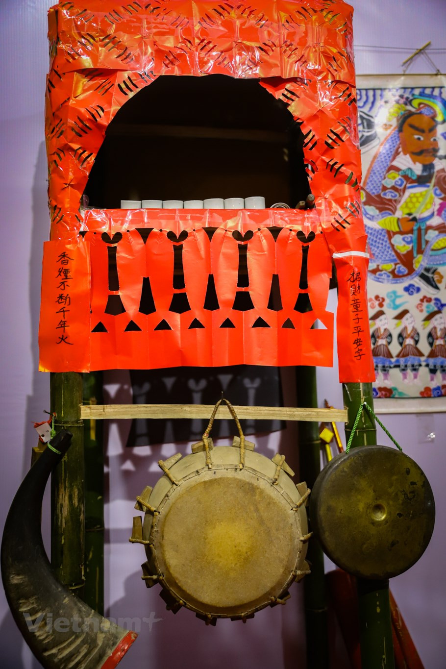 瑶族人成人礼中的贡品。瑶族成年男性在结婚之前都要举行一次成人礼。如果没有举行成人礼，也等于未成年，没有资格参加村里各种宗教仪式和共同事务。成人礼由巫师举行，巫师将摆设祭坛，包括祭祀画儿、白布、灯、蜡烛等等。行礼时要有锣钲、牛角号、铃等传统乐器伴奏。图自Vietnam+