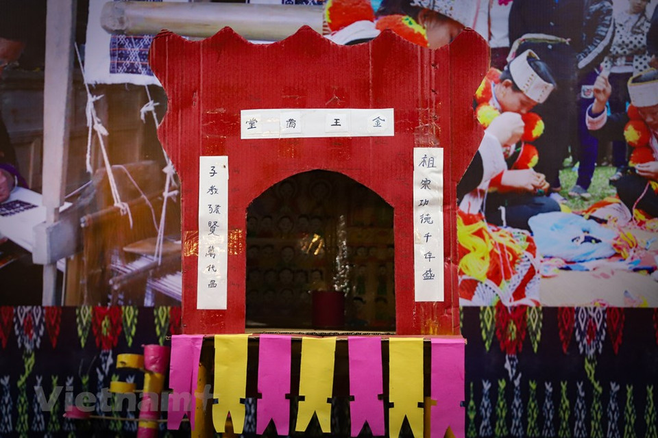 瑶族人的祭桌。在一个瑶族姓氏中，只有族长家里才摆设祭桌。瑶族主要居住地从高平、河江、老街、安沛、莱州、宣光等北部山区各省，一直延伸到富寿、永福、和平等红河中游各地。红瑶只要看衣服就能认出来，因为其衣服的主要颜色是红色，十分明显。无论是上衣、裤子，还是头巾、腰带都以红色为主。因此红瑶可以服装区分。图自Vietnam+