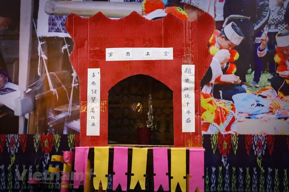 瑶族人的祭桌。在一个瑶族姓氏中，只有族长家里才摆设祭桌。瑶族主要居住地从高平、河江、老街、安沛、莱州、宣光等北部山区各省，一直延伸到富寿、永福、和平等红河中游各地。红瑶只要看衣服就能认出来，因为其衣服的主要颜色是红色，十分明显。无论是上衣、裤子，还是头巾、腰带都以红色为主。因此红瑶可以服装区分。图自Vietnam+