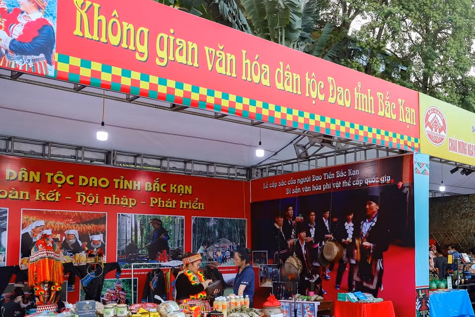 全国瑶族文化节的开幕式10月6日在太原省武元甲广场举行。该活动吸引来自太原省、北江省、北件省、高平省、河江省、萊州省 、老街省、广宁省、山罗省、宣光省、永福省、安沛省、富寿省、清化省等14个省、市的2000名艺人、演员和运动员前来参加。开幕式的重头戏是以“太阳的梦想”为主题的艺术节目，包括“唤醒山林”、“山林的旋律”和“山区的抒情曲”等3个章节。图自Vietnam+